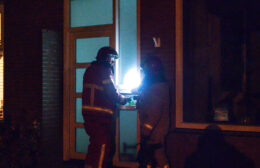 Rookmelder gaat af, buurman waarschuwt brandweer