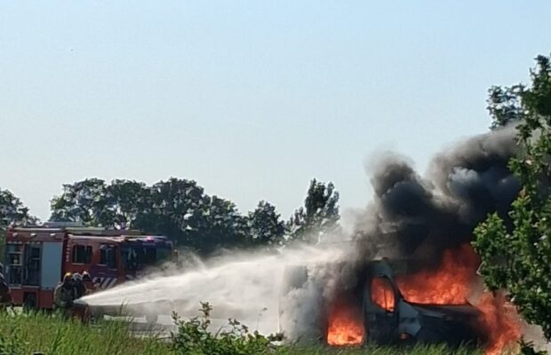 Brandweer blust autobrand op A7
