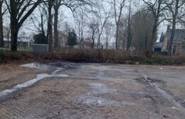 Brandweer blust containerbrand in Zevenhuizen