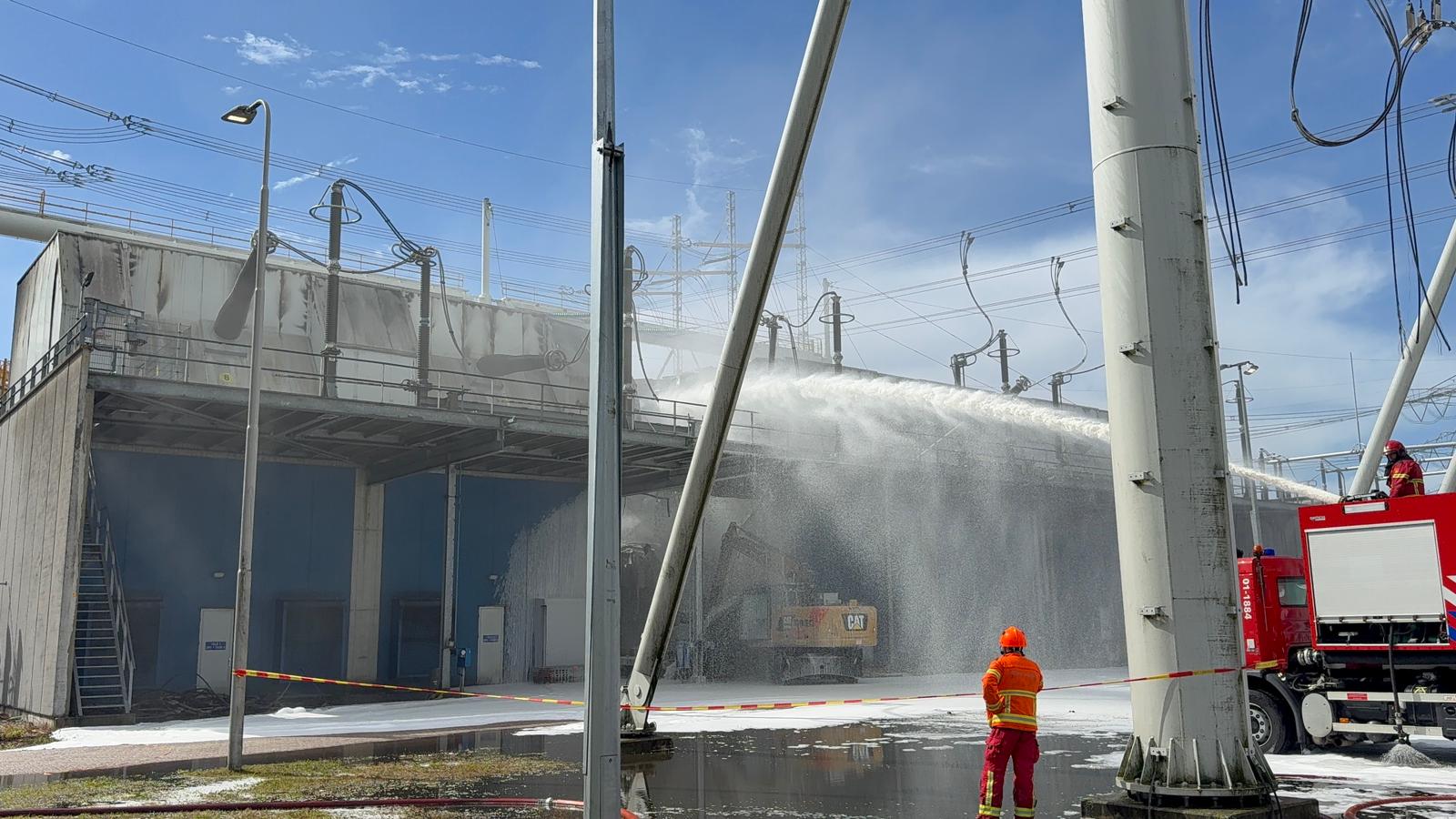 Brandweerkorpsen Grootegast en Scheemda ingezet bij grote brand in verdeelstation in Meeden