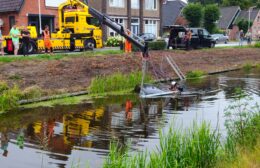 Auto rolt Haulerwijkstervaart in: vermoedelijk handrem niet goed aangetrokken Video