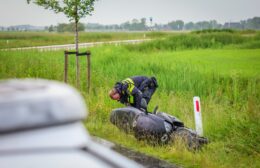Motorrijder belandt in sloot bij éénzijdig ongeval in Den Horn