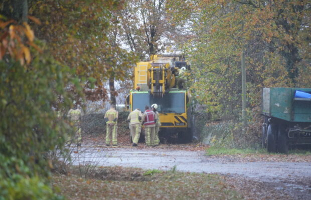 Brandweer blust vrachtwagenbrand in Peest