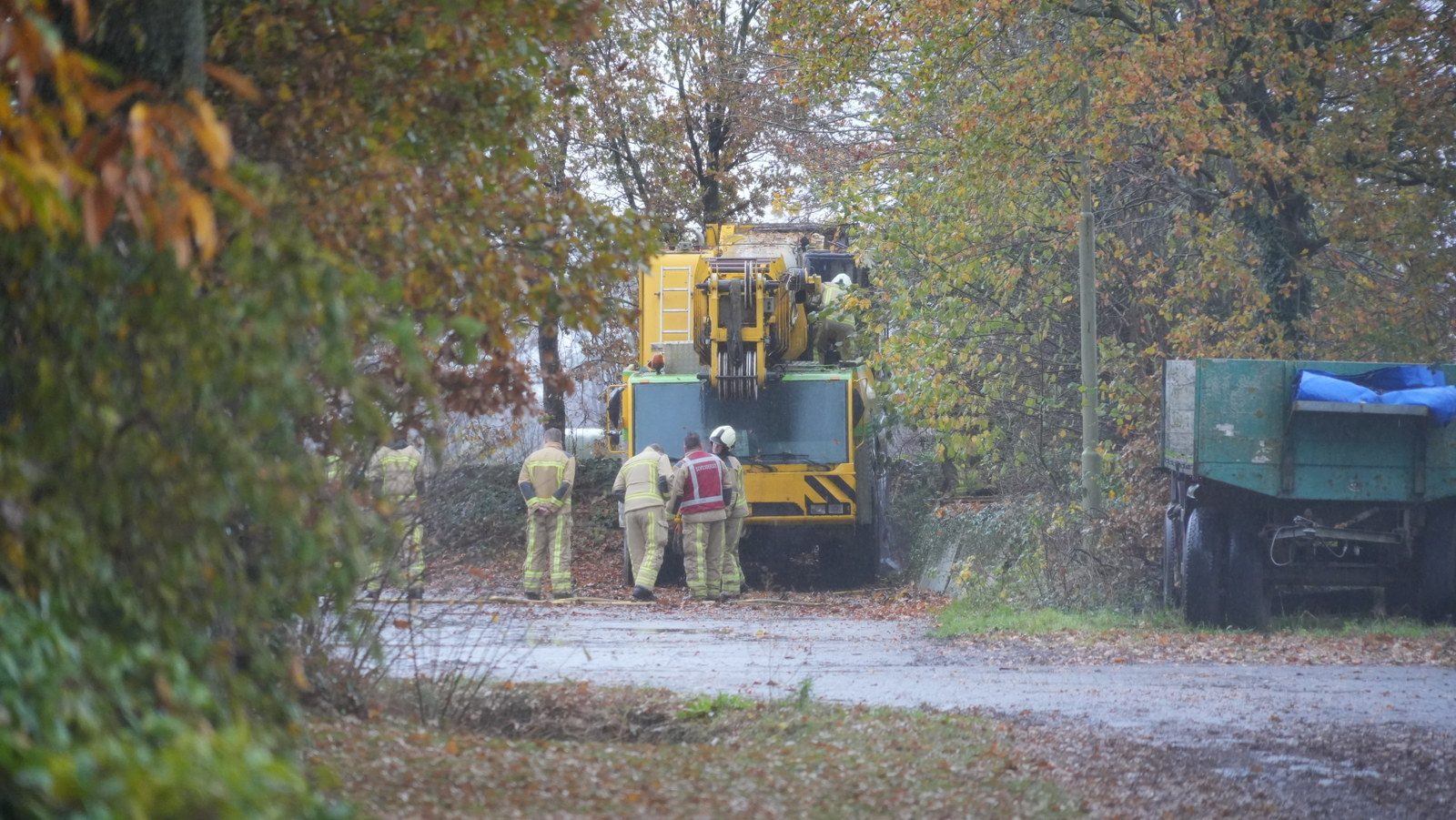 Brandweer blust vrachtwagenbrand in Peest