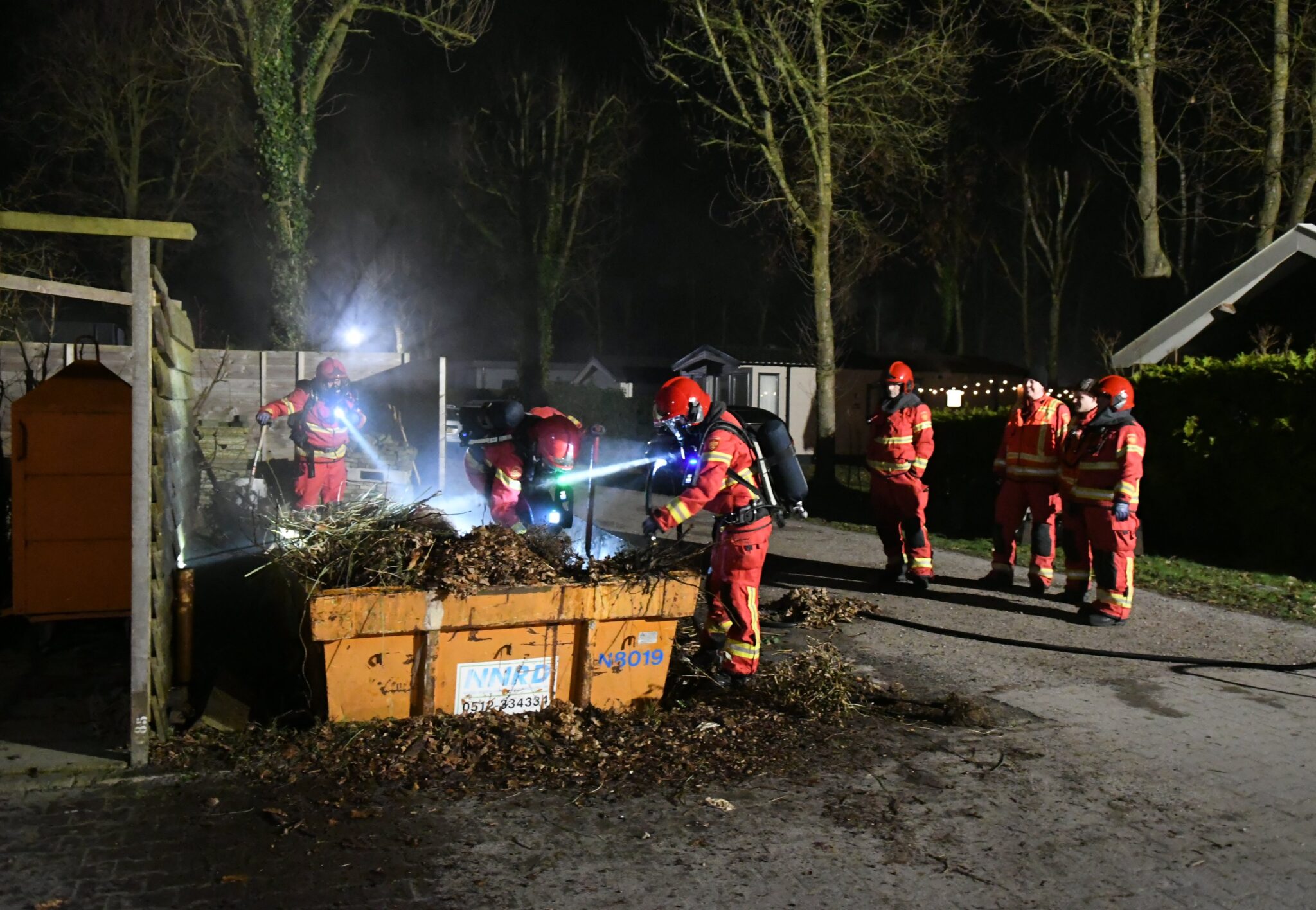 Brandweer Marum blust containerbrand bij 
