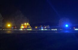 Auto uit koers op A7 bij Marum