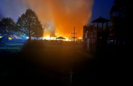 Grote brand verwoest gebouw speeltuin op landgoed Nienoord