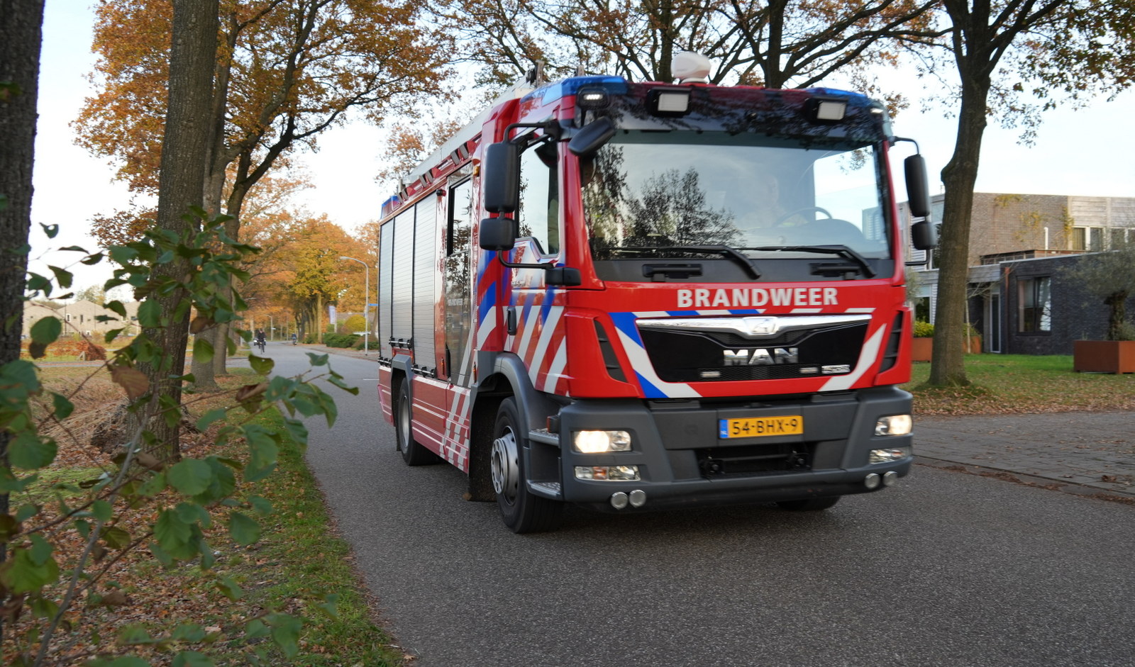 Brandweer Roden blust brand in hoogwerker