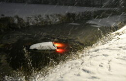 Auto door gladheid te water in Opende