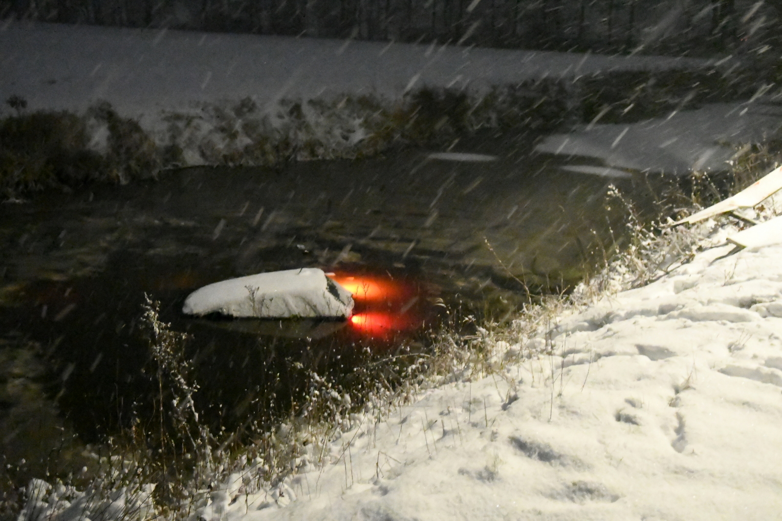 Auto door gladheid te water in Opende