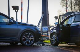 Auto’s botsen bij de Fanerbrug