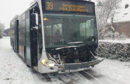 Auto en lijnbus botsen in Grootegast
