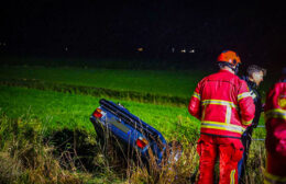 Auto op de kop in sloot bij Den Horn