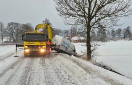 Bestelbus glijdt van de weg bij Tolbert