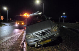 Bestuurder laat MMBS voertuig en vuurwerk achter op rotonde