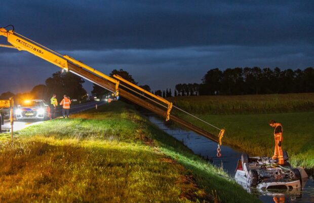 Auto belandt op de kop in sloot langs Friesestraatweg bij Burum