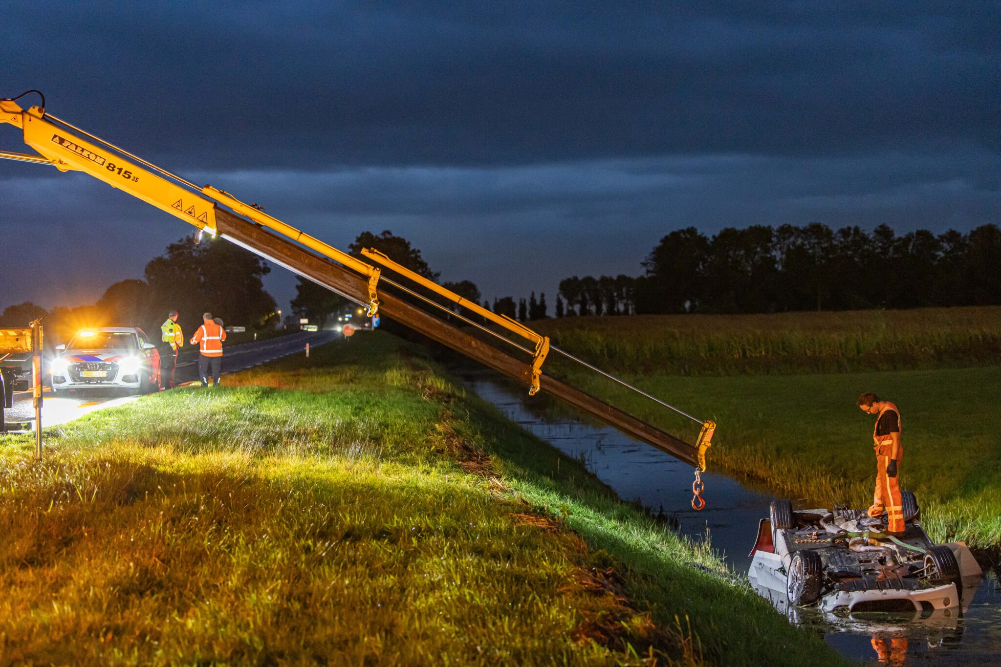 Auto belandt op de kop in sloot langs Friesestraatweg bij Burum