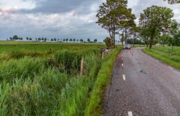 Automobilist ongedeerd na botsing tegen boom op Ooster-Waarddijk