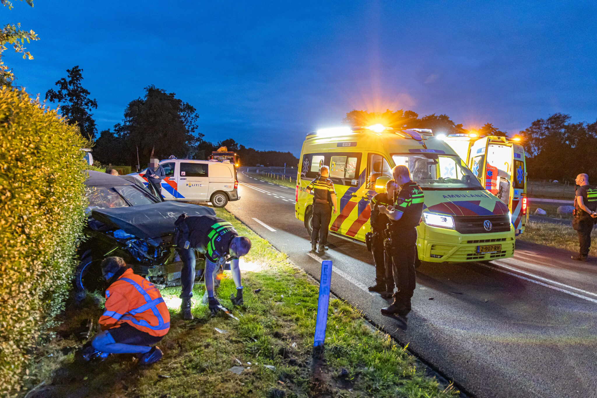 Twee gewonden na botsing met geparkeerde auto in Surhuisterveen