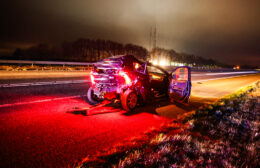 Nachtelijke ravage op A7 bij Marum: auto eindigt in greppel, inzittenden slaan op de vlucht