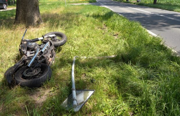 Motorrijder botst op verkeersbord op N919 Video
