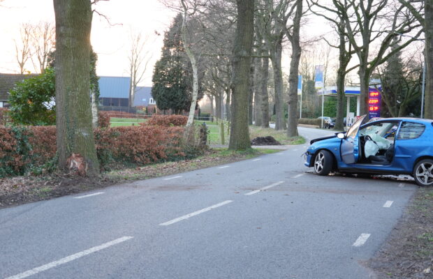 Auto total loss bij ongeval op Zevenhuisterweg Video
