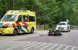 Auto en motor botsen in Steenbergen Video