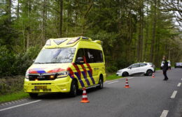 Automobilist botst tegen boom op N373 bij Norg: één gewonde naar ziekenhuis Video