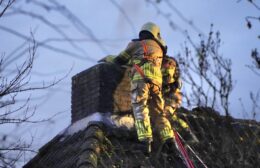 Brandweer Haulerwijk rukt uit voor schoorsteenbrand Video