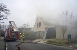 Brandweer blust dakbrand in Norg Video