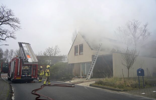 Brandweer blust dakbrand in Norg Video