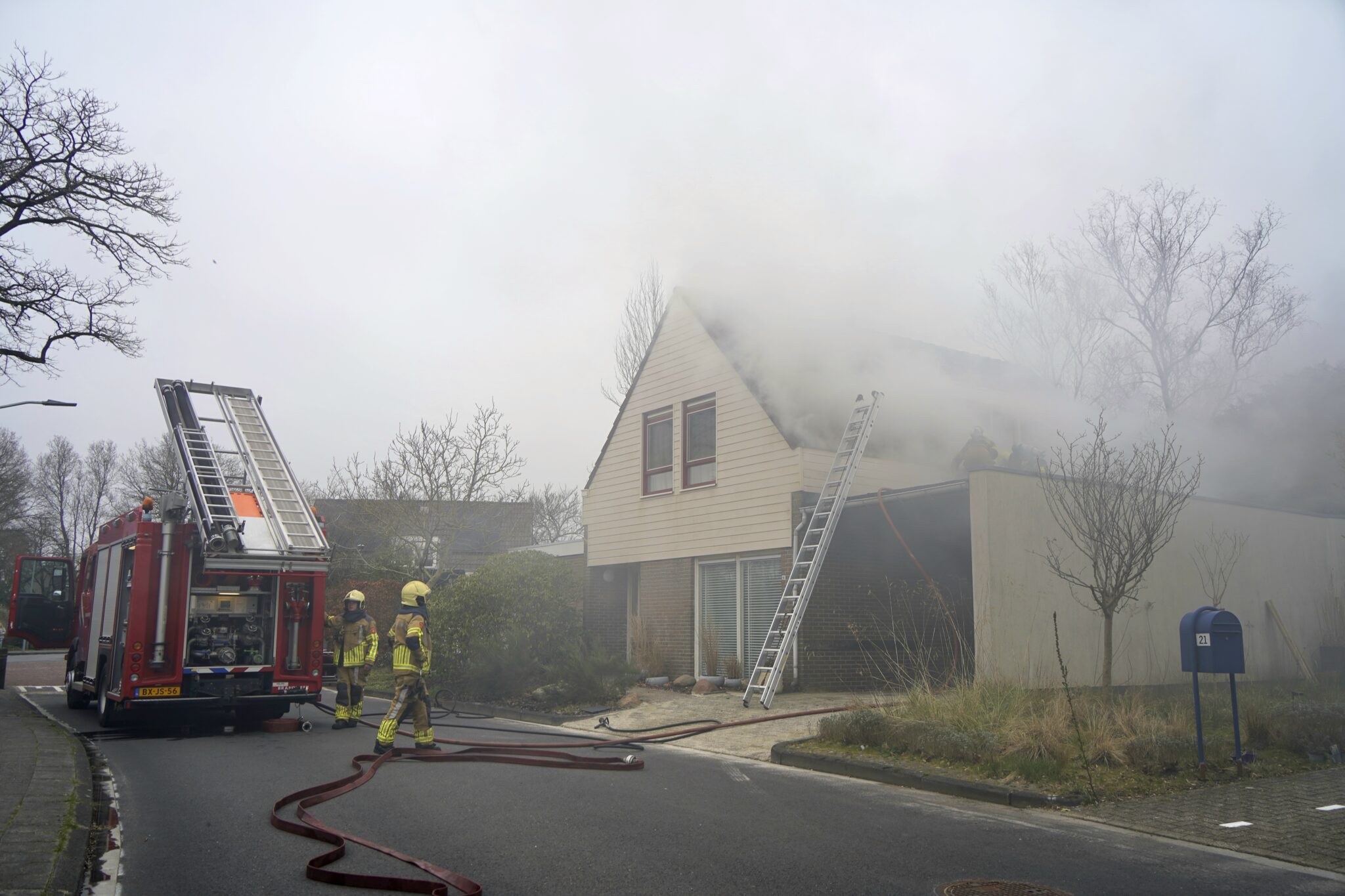 Brandweer blust dakbrand in Norg