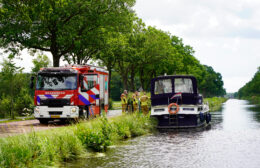 Recreatieboot maakt water in Fochteloo, brandweer zet dompelpomp in Video