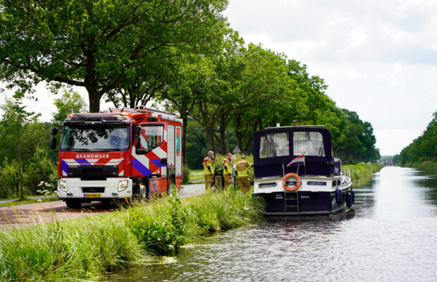 Recreatieboot maakt water in Fochteloo, brandweer zet dompelpomp in Video