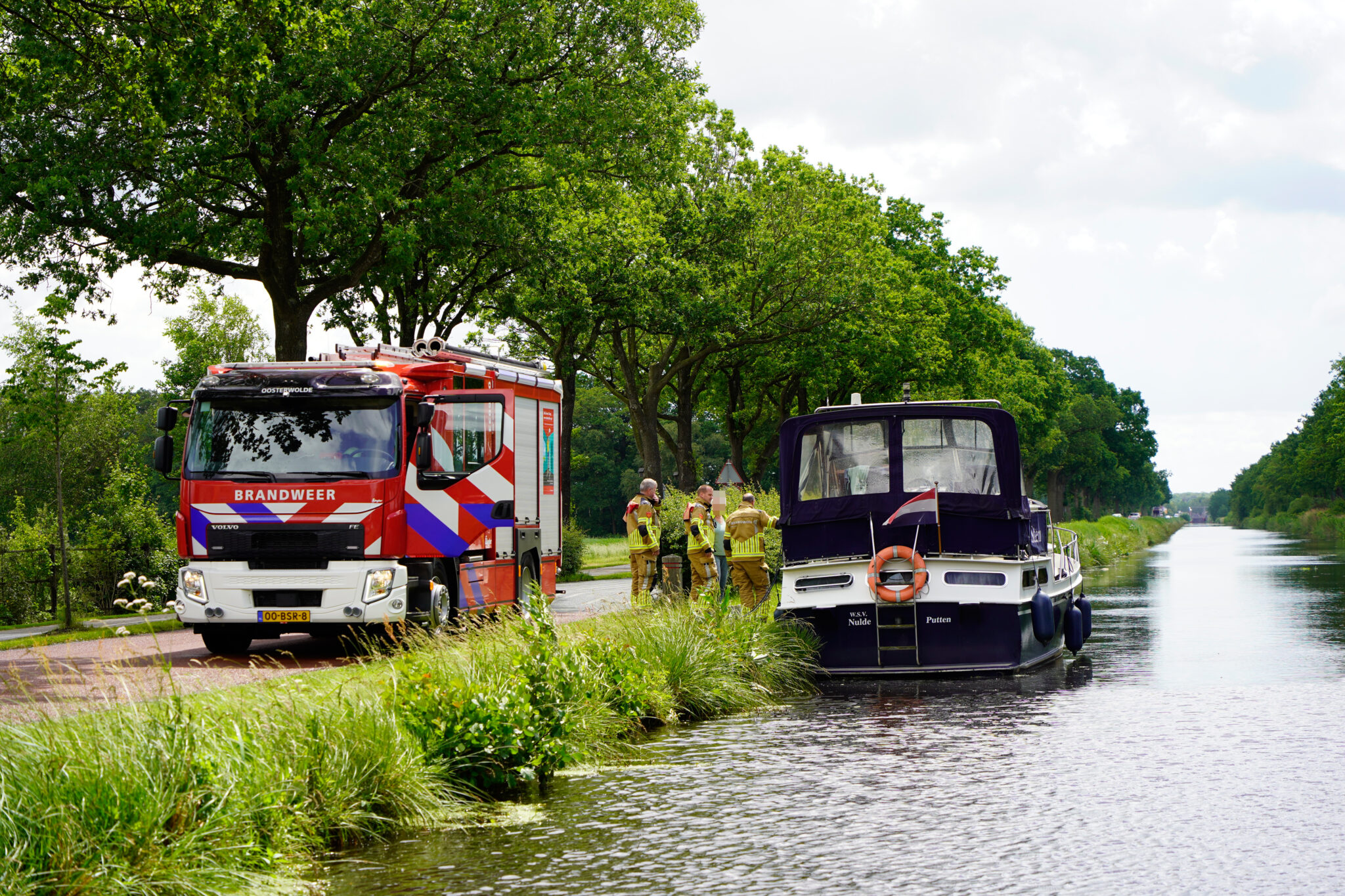 Recreatieboot maakt water in Fochteloo, brandweer zet dompelpomp in