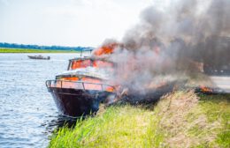 Pas gekocht motorjacht gaat in vlammen op Video