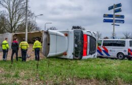 Vrachtwagen kantelt op rotonde bij Buitenpost Video