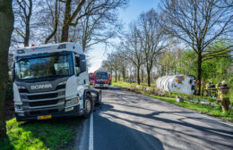 Trailer schiet los, duizenden liters melk stromen over de weg