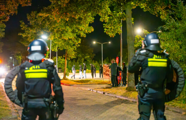 ME ingezet bij tijdelijke opvang in Surhuisterveen