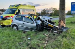 Automobilist botst tegen boom op N372 bij Roden