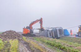 Bietenwagen kantelt bij Lauwerzijl