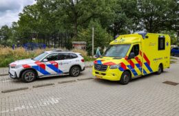 Fietser gewond na aanrijding met auto bij basisschool in Nieuw-Roden