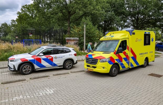 Fietser gewond na aanrijding met auto bij basisschool in Nieuw-Roden