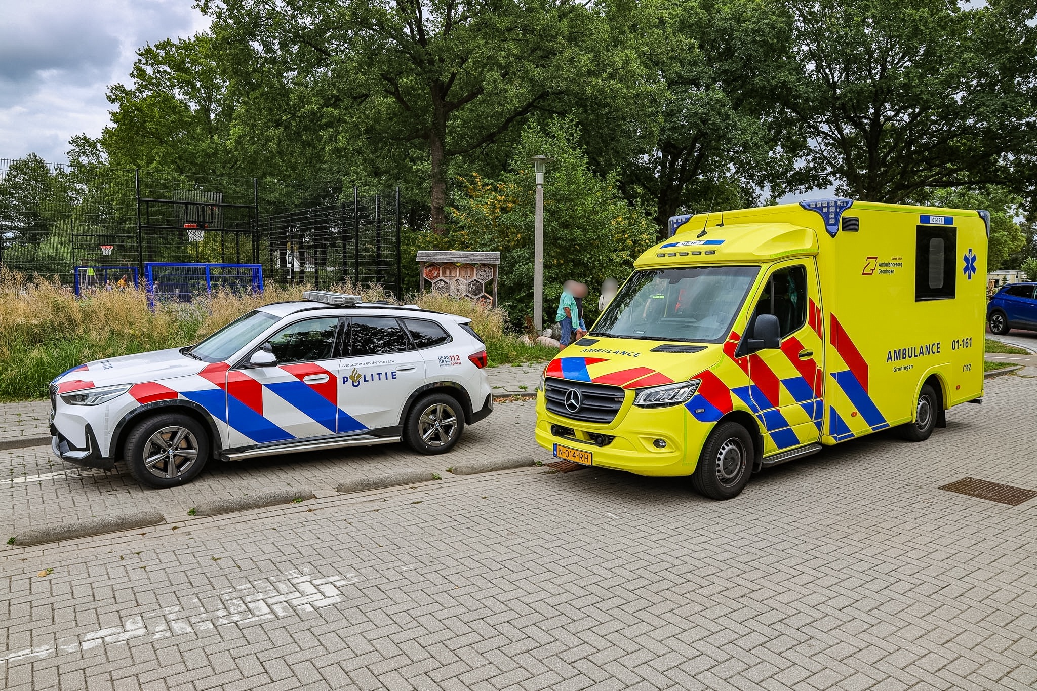 Fietser gewond na aanrijding met auto bij basisschool in Nieuw-Roden