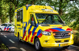 Auto botst tegen boom op Haarsterweg