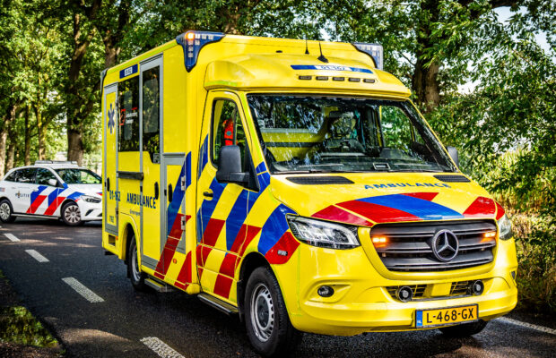 Auto botst tegen boom op Haarsterweg