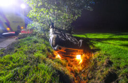 Auto over de kop door dichte mist