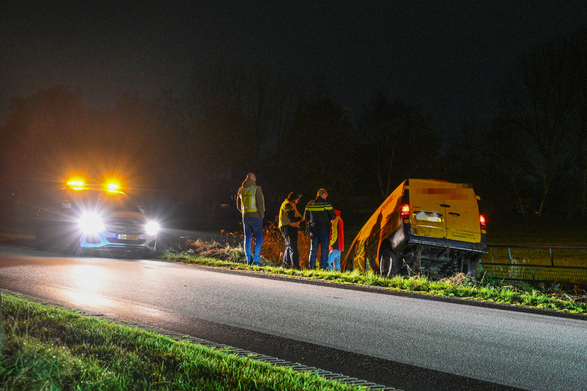 Bezorgdienst in de sloot in Siegerswoude