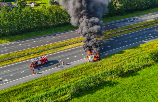 Brandweer blust autobrand op A7