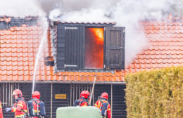 Paardenschuur volledig verwoest door brand in Grijpskerk, paarden ongedeerd